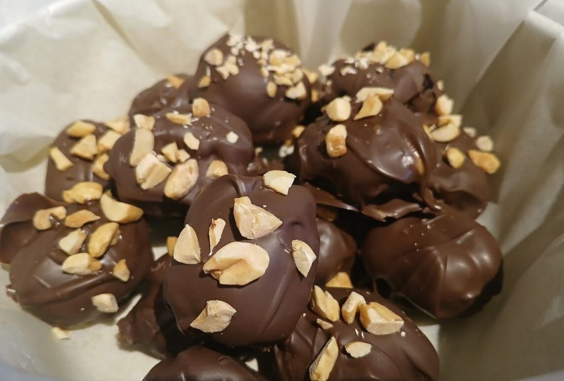 Dadler med peanutbutter og chokolade opskrifter, dadel snack med peanutbutter, konfekt med dadler, nem konfekt med dadler, konfekt med peanutbutter, opskrifter med dadler