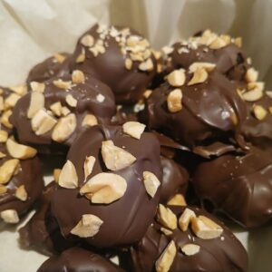 Dadler med peanutbutter og chokolade opskrifter, dadel snack med peanutbutter, konfekt med dadler, nem konfekt med dadler, konfekt med peanutbutter, opskrifter med dadler