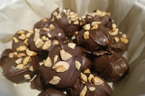 Dadler med peanutbutter og chokolade opskrifter, dadel snack med peanutbutter, konfekt med dadler, nem konfekt med dadler, konfekt med peanutbutter, opskrifter med dadler