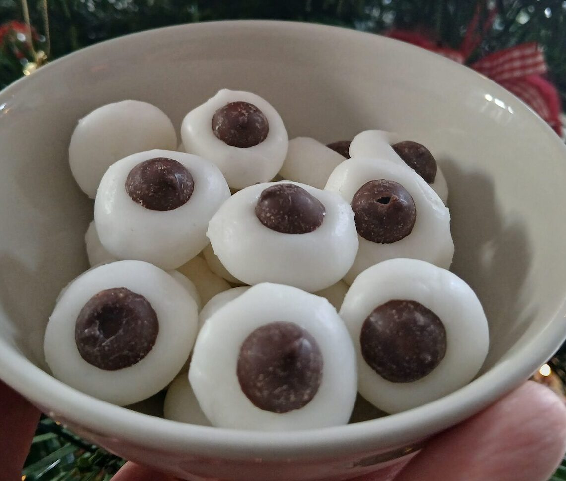 hjemmelavede pebermyntepastiller, nem juleguf, pastiller med pebermynte, pebermyntepastiller med chokolade, nem julekonfekt