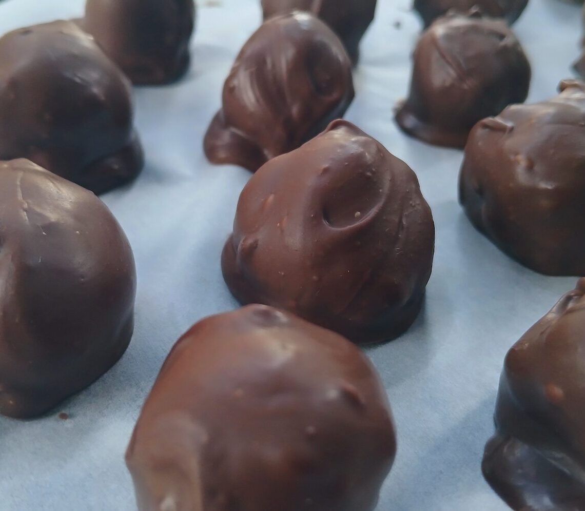 kikærtekugler med chokolade, konfekt med kikærtekugler, opskrifter med kikærtekugler, kikærte marcipan