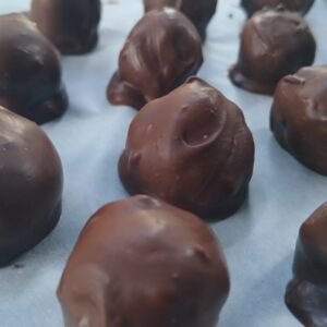 kikærtekugler med chokolade, konfekt med kikærtekugler, opskrifter med kikærtekugler, kikærte marcipan