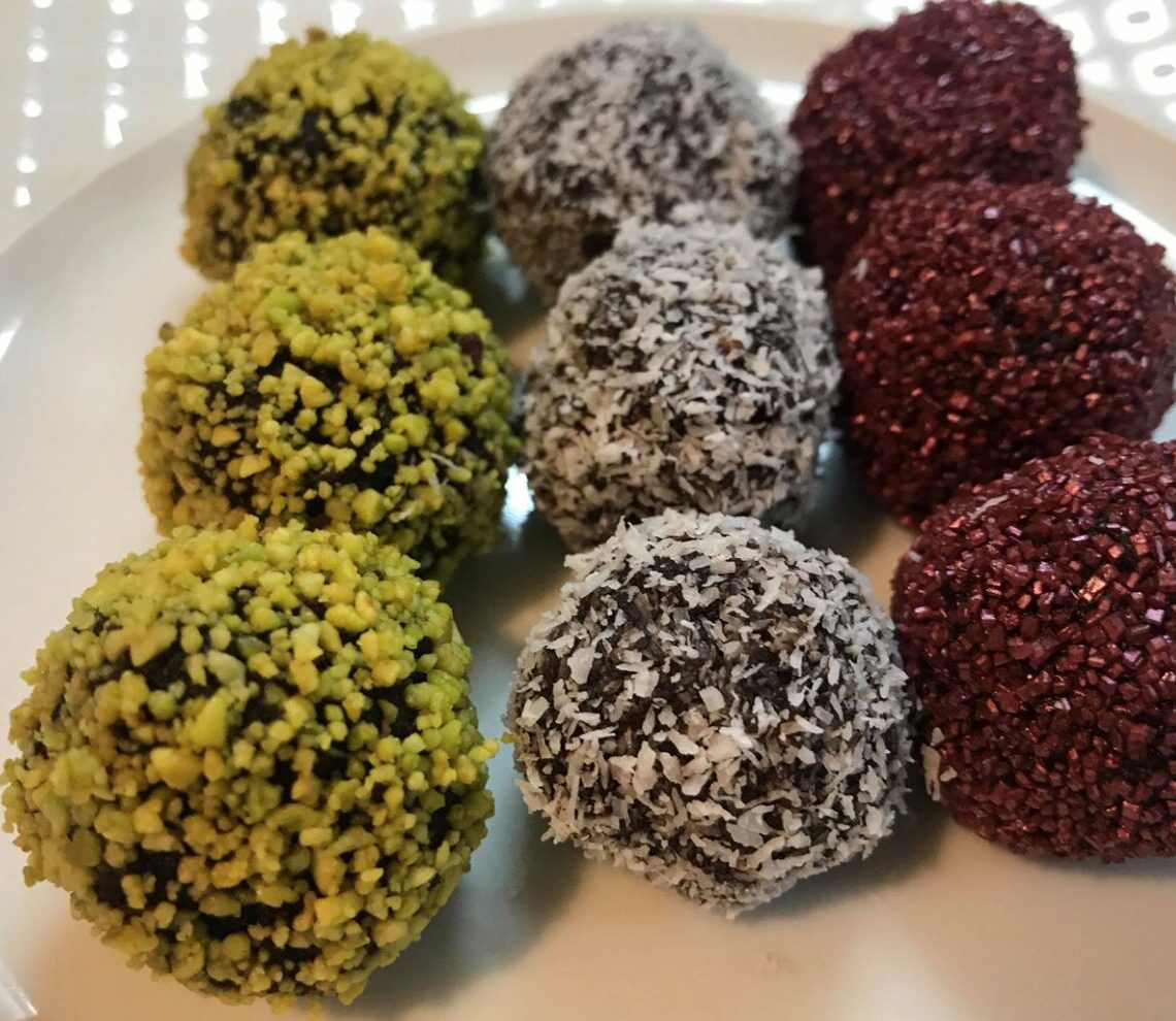 nemme dadelkugler med romsmag, romkugler med dadler, daddelkugler, dadelkugler med kokos, veganske snacks, veganske romkugler, vegansk hjemmelavet slik, vegansk opskrifter, dansk i tyrkiet, mit tyrkiske køkken, alanya blogger, tyrkiet blogger