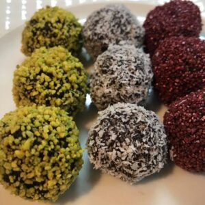 nemme dadelkugler med romsmag, romkugler med dadler, daddelkugler, dadelkugler med kokos, veganske snacks, veganske romkugler, vegansk hjemmelavet slik, vegansk opskrifter, dansk i tyrkiet, mit tyrkiske køkken, alanya blogger, tyrkiet blogger