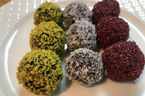 nemme dadelkugler med romsmag, romkugler med dadler, daddelkugler, dadelkugler med kokos, veganske snacks, veganske romkugler, vegansk hjemmelavet slik, vegansk opskrifter, dansk i tyrkiet, mit tyrkiske køkken, alanya blogger, tyrkiet blogger