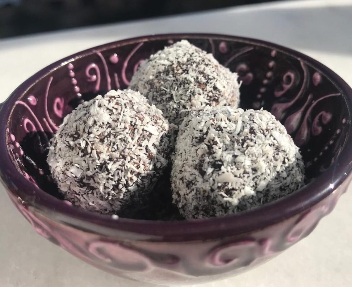 dadelkugler med sorte bønner, veganske romkugler med bønner, veganske snacks, sunde romkugler med sorte bønner, nemme dadelkugler med kidney bønner, veganske dadelkugler, veganske opskrifter, vegetar opskrifter, mit tyrkiske køkken, alanya blog, alanya madblogger, tyrkiet madblogger, dansk i tyrkiet,