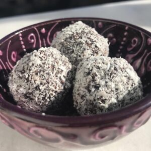 dadelkugler med sorte bønner, veganske romkugler med bønner, veganske snacks, sunde romkugler med sorte bønner, nemme dadelkugler med kidney bønner, veganske dadelkugler, veganske opskrifter, vegetar opskrifter, mit tyrkiske køkken, alanya blog, alanya madblogger, tyrkiet madblogger, dansk i tyrkiet,