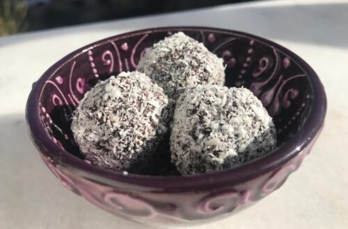 dadelkugler med sorte bønner, veganske romkugler med bønner, veganske snacks, sunde romkugler med sorte bønner, nemme dadelkugler med kidney bønner, veganske dadelkugler, veganske opskrifter, vegetar opskrifter, mit tyrkiske køkken, alanya blog, alanya madblogger, tyrkiet madblogger, dansk i tyrkiet,