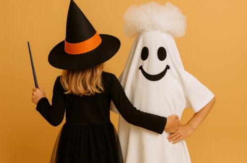 Halloween kostumer til tvillinger, Halloween tvillingepiger, tvillinge udklædning Halloween, Halloween inspiration børn, tvillinger Halloween idéer, DIY Halloween tvillinger, kreative kostumer børn, matchende kostumer tvillinger, Halloween 2025 børn, kostumer piger Halloween