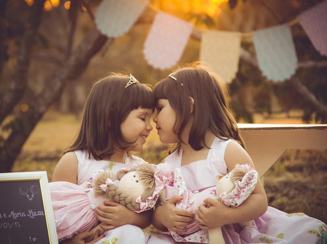 tvillinger, ordsprog om tvillinger, citater om tvillinger, tvillingebånd, tvillingecitater, tvillingeforhold, tvillingekærlighed, tvillingesprog, tvillinger og familie, unikke tvillinger, tvillingeliv, søskendebånd, tvillingebånd citater, tvillingers særlige relation, tvillingesitater, tvillinger ordsprog, tvillinger visdom, tvillingekærligheds citater