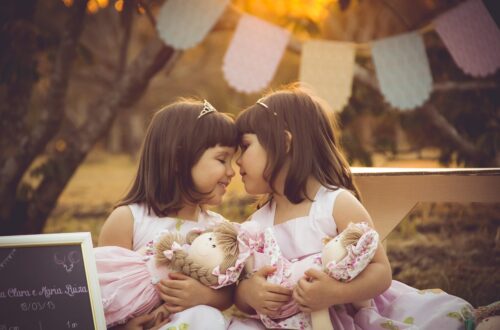 tvillinger, ordsprog om tvillinger, citater om tvillinger, tvillingebånd, tvillingecitater, tvillingeforhold, tvillingekærlighed, tvillingesprog, tvillinger og familie, unikke tvillinger, tvillingeliv, søskendebånd, tvillingebånd citater, tvillingers særlige relation, tvillingesitater, tvillinger ordsprog, tvillinger visdom, tvillingekærligheds citater