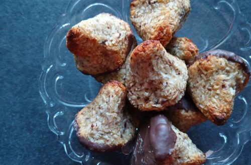 kokosmakroner, kikærtemakroner, dadelmakroner, sunde snacks, veganske småkager, plantebaserede småkager, glutenfri småkager, sukkerfri opskrift, proteinrige snacks, nemme småkager, vegansk bagning, snack med kikærter, snack med dadler, dessert med kokos, kokos opskrift, vegansk dessert, sund dessert, bagning uden sukker, naturlig sødning, energibarer, småkager med kikærter, småkager med dadler, sund hygge, proteinrige småkager, bagning med kikærter, bagning med dadler, dessert uden sukker, veganske kokosmakroner, nem vegansk dessert, fiberholdige småkager, energirige småkager, sund snack til børn, snack til kaffen, plantebaseret dessert, sunde kokosmakroner, opskrift på veganske kokosmakroner, nemme veganske småkager, sund bagning, hjemmelavede småkager, naturlige ingredienser, vegansk julebag, vegansk påske bagværk, anti-sukkersnack, sund livsstil snack, protein snack, energigivende snack, sundt alternativ, vegansk hygge, nem dessertidé, lækre veganske småkager