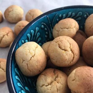 pebernødder med marcipan, nemme pebernødder opskrift, pebernødder uden hjortetaksalt, marcipan pebernødder, nemme opskrifter med marcipan, jule småkager