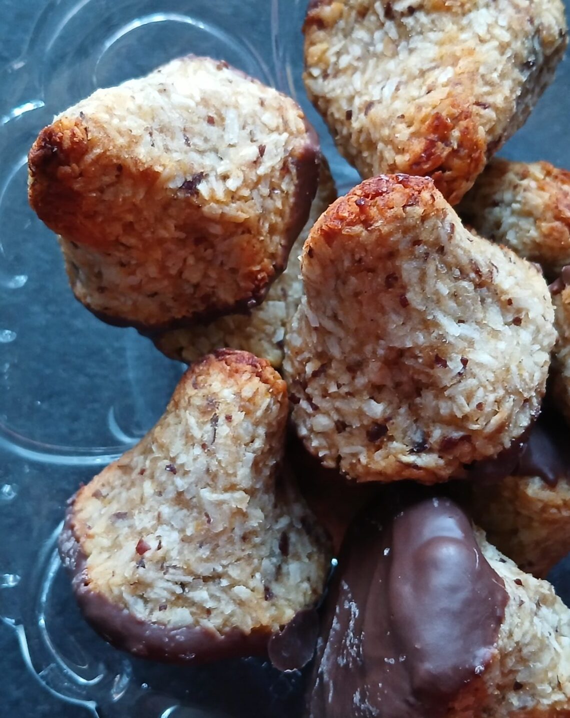 kokosmakroner, kikærtemakroner, dadelmakroner, sunde snacks, veganske småkager, plantebaserede småkager, glutenfri småkager, sukkerfri opskrift, proteinrige snacks, nemme småkager, vegansk bagning, snack med kikærter, snack med dadler, dessert med kokos, kokos opskrift, vegansk dessert, sund dessert, bagning uden sukker, naturlig sødning, energibarer, småkager med kikærter, småkager med dadler, sund hygge, proteinrige småkager, bagning med kikærter, bagning med dadler, dessert uden sukker, veganske kokosmakroner, nem vegansk dessert, fiberholdige småkager, energirige småkager, sund snack til børn, snack til kaffen, plantebaseret dessert, sunde kokosmakroner, opskrift på veganske kokosmakroner, nemme veganske småkager, sund bagning, hjemmelavede småkager, naturlige ingredienser, vegansk julebag, vegansk påske bagværk, anti-sukkersnack, sund livsstil snack, protein snack, energigivende snack, sundt alternativ, vegansk hygge, nem dessertidé, lækre veganske småkager